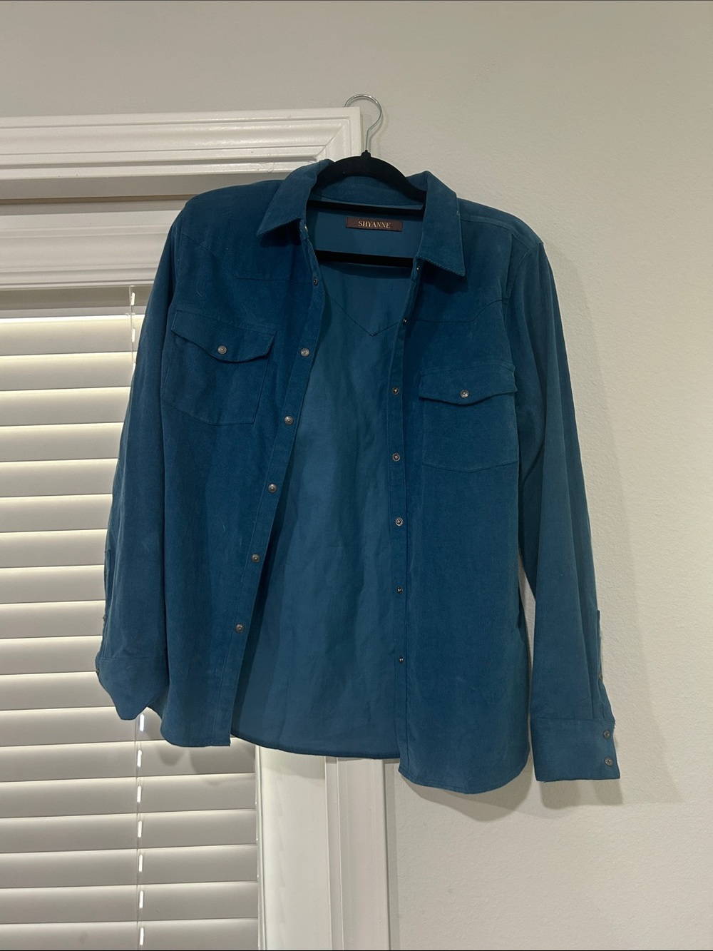 Shyanne teal blue button up shirt. Medium. NWT.